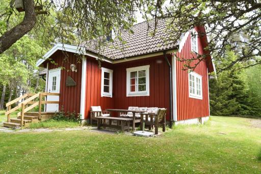 Cozy and rural holiday accommodation 150 meters from Lake Vanern - Housity