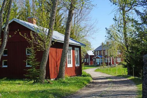 Unikt boende på Hälsingegård i levande landsbygd med djur inpå knuten - Housity