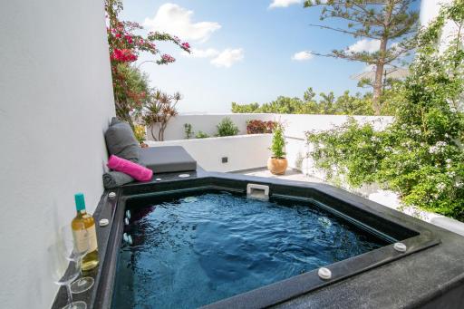 Sensia Luxury Studio with Hot tub - Housity