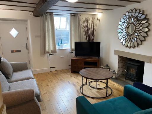 Chimney Pots - Log burner/gas, central village, Walks, pubs, views - Housity