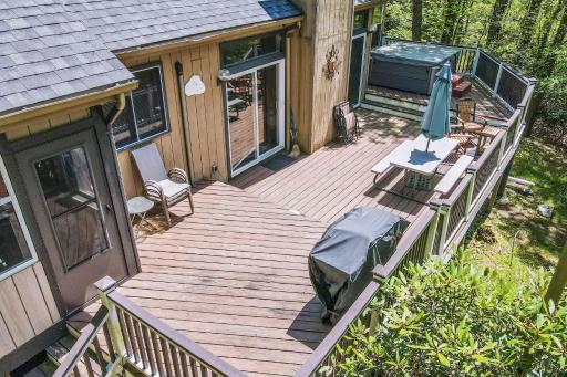 Lakefront Hideaway - Housity