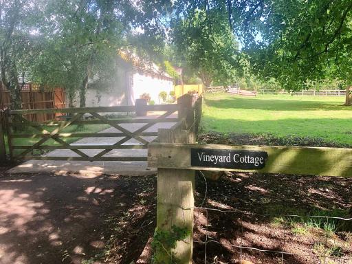 Vineyard Cottage, Hartest - 2 bed with parking - Housity