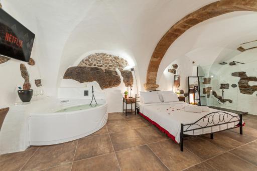 ROMANTIC LOFT WITH JACUZZI IN THE CASTLE - Housity
