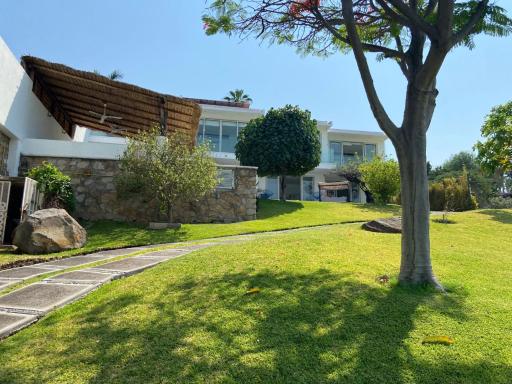 ESPECTACULAR CASA A LA ORILLA DEL LAGO - Housity