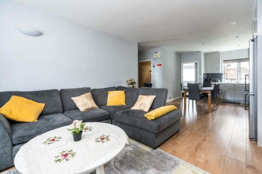 Sleek 2BD Home close Brent Cross Shopping Centre - Housity
