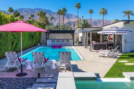 Pink Door Guest House - Housity