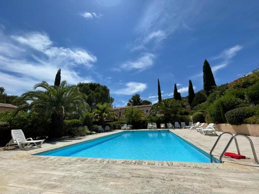 Boutique Villa with Shared Pool, Air Con, WiFi, TV - Housity