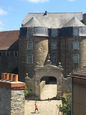 LA MANSARDE - AU CŒUR DE LA VIEILLE VILLE - Housity