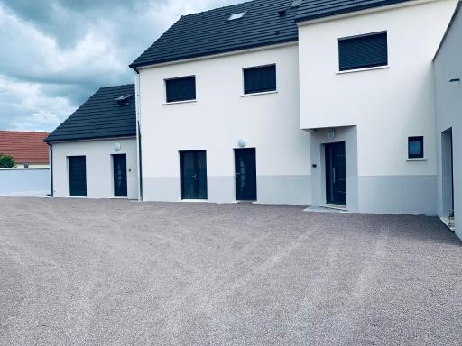 Duplex, parking gratuit privé, 5min centre Auxerre - Housity