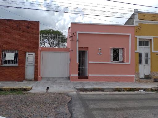 Casa de passagem com garagem, Bagé,RS. - Housity