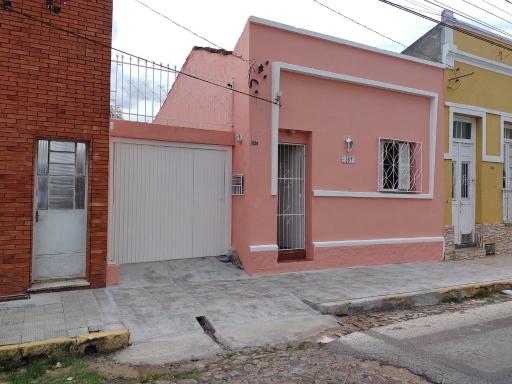 Casa de passagem com garagem, Bagé,RS. - Housity