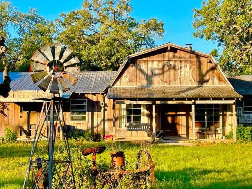 Private Old West Ranch with Saloon Gatherings - Housity