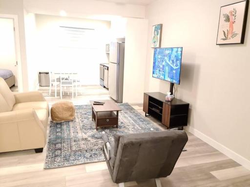 Creekwood Luxury 1 Bedroom Lower level suite - Housity
