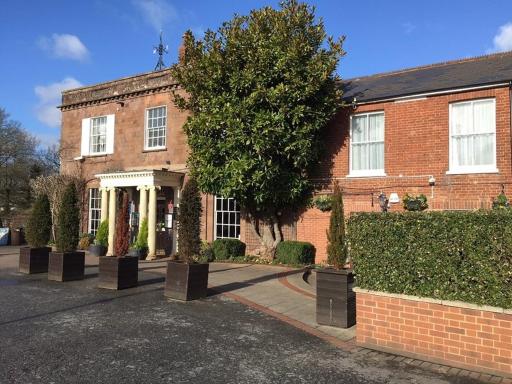 Imperial House Spacious Two Bed Flat with Extra WC Ideal for 2 Couples FREE PARKING - Housity