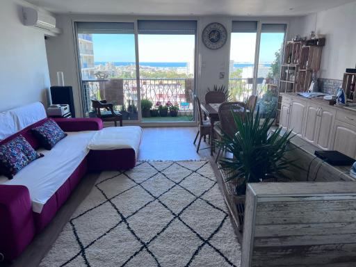 Marseille-Appartement avec vue panoramique sur les Iles du Frioul, et sur la ville. - Housity