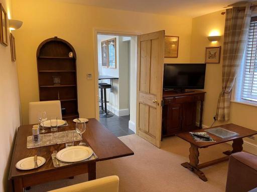 Ground Floor Garden Cottage, near Stonehenge - Hizvo