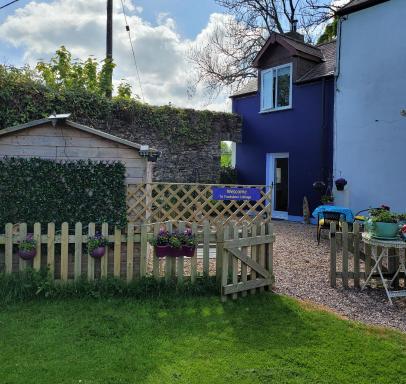 Cosy pet friendly cottage on our smallholding, friendly animals to meet, lovely countryside setting, small but comfy, sleeps up to 2 adults 1 child - Housity