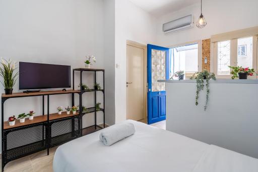 Simba Studio in Larnaca w/ Terrace - Housity