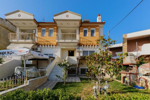 2-bdrm maisonette in Nikiti short walk to beach - Housity