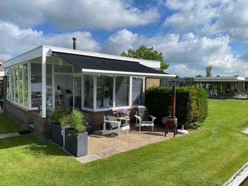 Vrijstaand vakantiehuisje aan het water - Housity