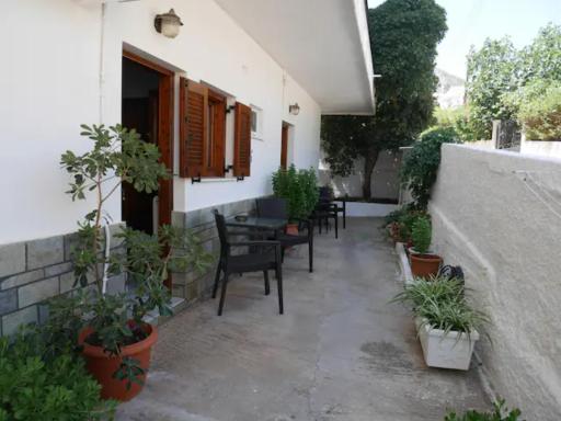 Chrysoula’s Welcoming Triple Room with Yard - Housity