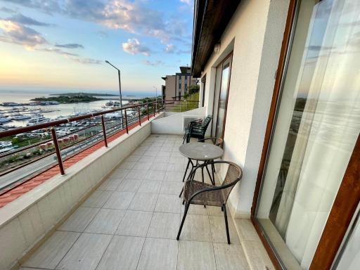 Romantic Getaway 1-BD Apartment with Sea View - Housity