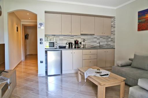 John's apartment's near Athens Airport!! - Housity