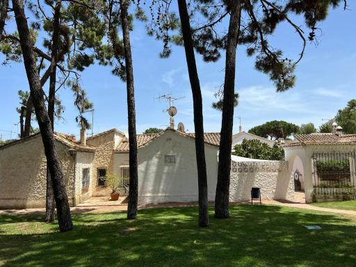Lovely 4-Bed Cottage in Las Chapas Marbella - Housity