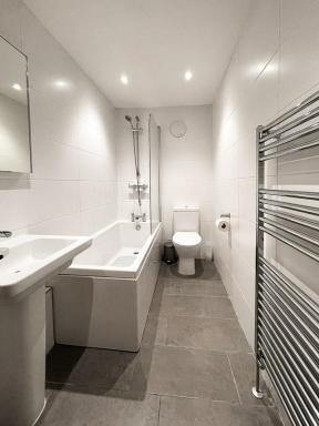 Lively & Energetic 2BR on The Royal Mile - Housity