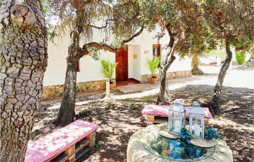 Beautiful Home In Estepa With Swimming Pool - Housity