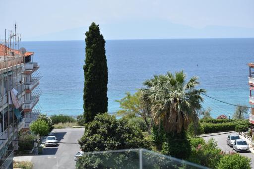 Sea view luxury apartment in Nea Kallikratia. - Housity