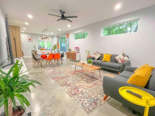 MODERN NATURE - 2 STORY DOWNTOWN DELIGHT - Housity