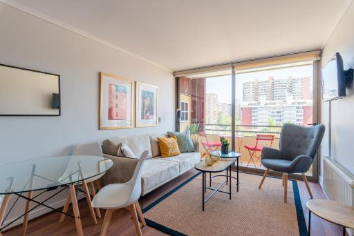 Uptown Art 2BR W/Parking, Pool, Smart TV & Wifi - Housity