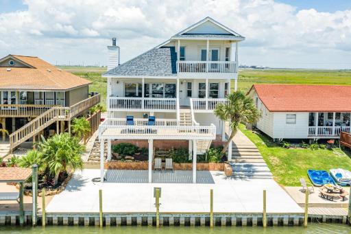 Beautiful House in Freeport on Deep Water Canal - Housity