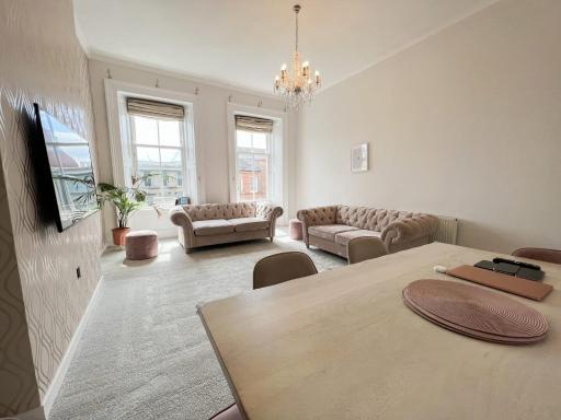 2-Bed Modern City Centre - Housity