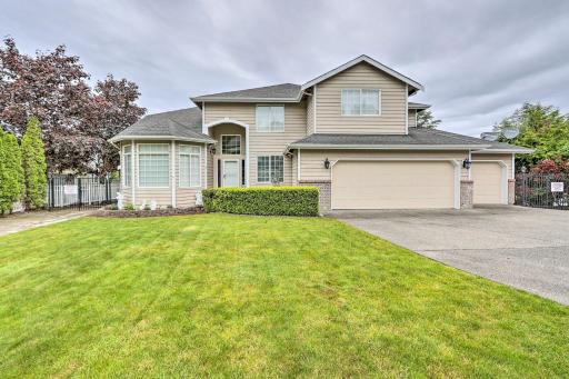 Spacious Kent Home Great for Large Families! - Housity