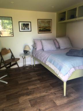 Pretty self-contained garden room - Housity