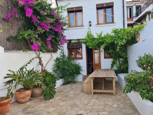 Preciosa casa de pueblo con vistas y patio - Housity