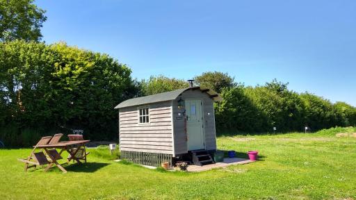 Shepherd's Lodge - Shepherd's Hut with Devon Views for up to Two People and One Dog - Housity