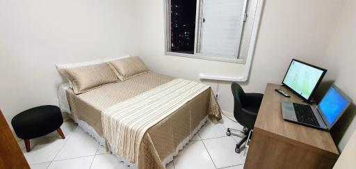 QUARTO TOP no CENTR0 com Cama Box de casal - acomoda até 2 pessoas - Home Office - WIFI - Smart TV com Apps Youtube - Cozinha - banheiro - Sala de Estar - Apto compartilhado com Anfitriões experientes em hospedar - Superhost no BnB 5 estrelas - Housity