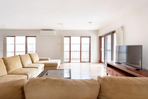 Holiday Rental 6 KING BD 12PPL - Housity