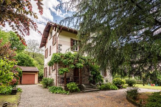 Roomy '900 House surrounded by greenery with parking! - Housity