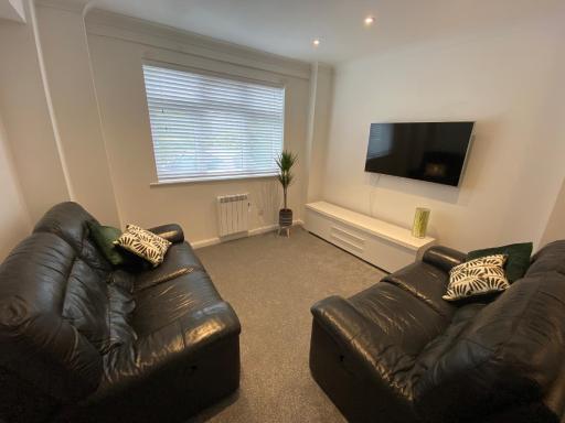Modern 2 bedroom apartment, with car parking. - Housity