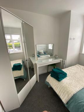 Modern 2 bedroom apartment, with car parking. - Housity