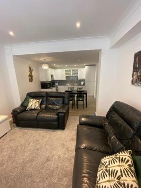 Modern 2 bedroom apartment, with car parking. - Housity