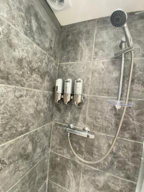 Modern 2 bedroom apartment, with car parking. - Housity