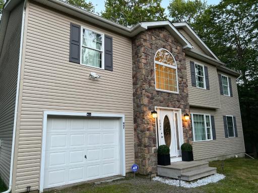 New Luxury Poconos Colonial House - Housity