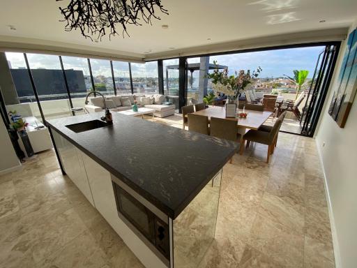 Luxurious Penthouse Oasis with Spa - Housity