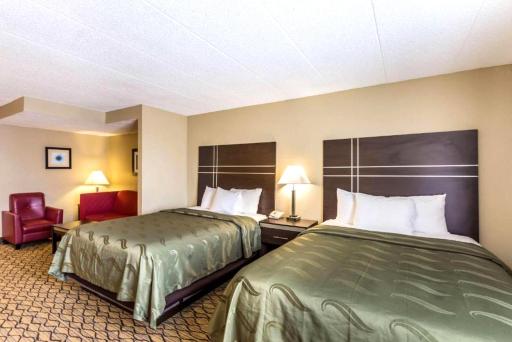 Norwood Inn & Suites Milwaukee - Housity