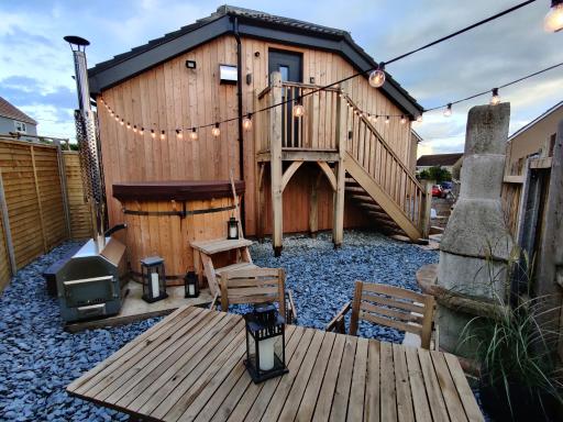 Scandi-luxe Studio, with wood fired hot tub - Housity